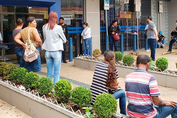 Centro de Patos de Minas fica vazio, mas bancos descumprem Decreto e geram confusão