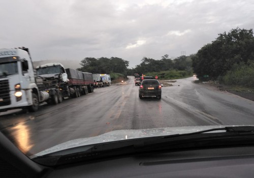 Carretas batem de frente e motoristas ficam feridos no trevo da BR 365 com a Estrada da Serrinha
