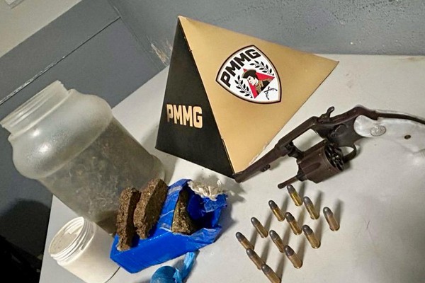 Homem é preso com arma escondida sob colchão e drogas em residência em Patos de Minas