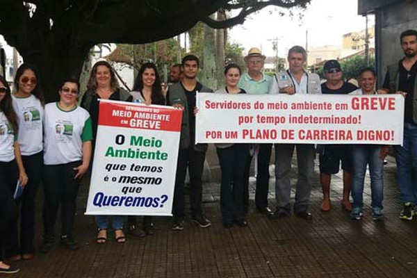 Servidores estaduais protestam durante blitz de comemoração da Semana do Meio Ambiente