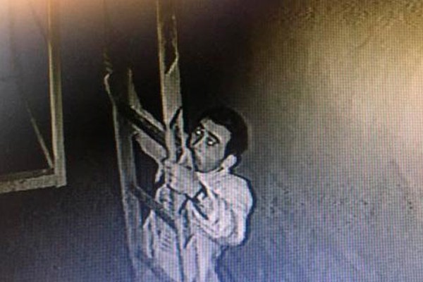 Câmeras de segurança flagram homem furtando o Fórum de São Gotardo