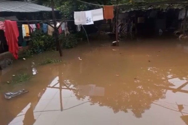 Casas começam a ser invadidas pelas águas do Rio Paranaíba em Patos de Minas