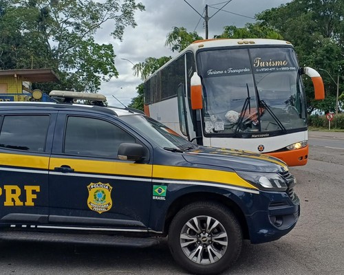 PRF intercepta ônibus clandestino em condições precárias com passageiros na BR365, em Patos de Minas