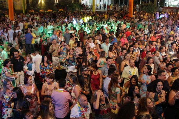 Baile do Hawaii atravessa a madrugada e empolga um grande público no Caiçaras 