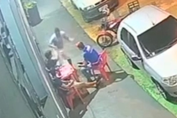 Vídeo mostra homem chegando a bar e tentando matar jovem a facadas em Carmo do Paranaíba; veja