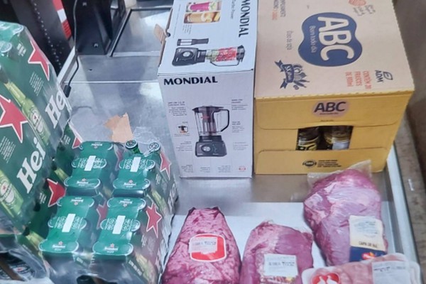 Homem enche carrinho com 72 garrafas de Heineken, carnes e outros produtos, tenta sair sem pagar e acaba preso
