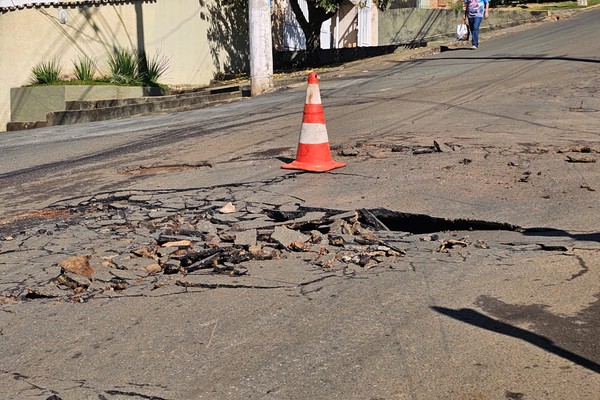 Adutora da Copasa se rompe, abre cratera na avenida Brasil e deixa o centro da cidade sem água