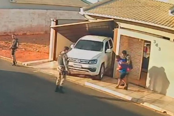 Homem que invadiu casa da ex com caminhonete vai responder por 7 crimes em Rio Paranaíba; veja