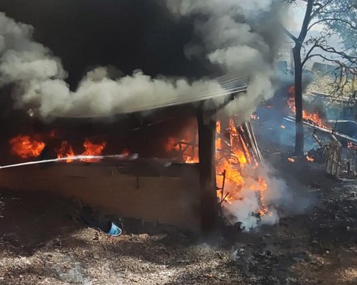 Incêndio em vegetação atinge barracão com sucata de aparelhos de academia em Patos de Minas