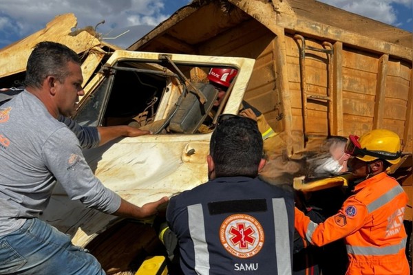 Motorista fica preso às ferragens após colisão entre caminhões na estrada para Monjolinho, em Lagoa Formosa