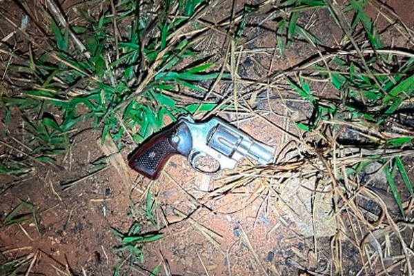 Homens fogem para a mata e trocam tiro com a polícia após roubarem carro em Patos de Minas