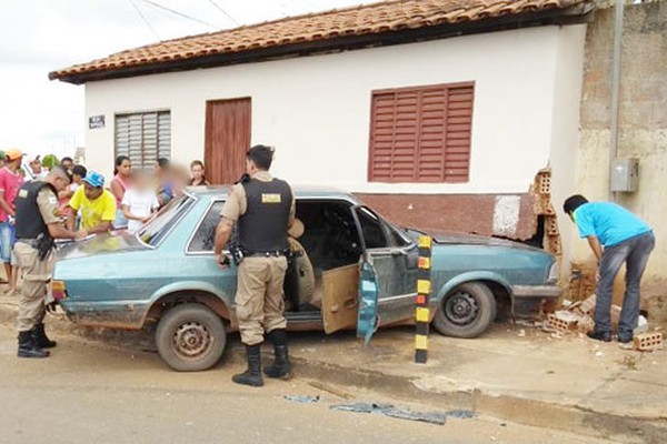 Bandidos furam cerco policial e batem em residência no bairro Paranaíba em Carmo do Paranaíba