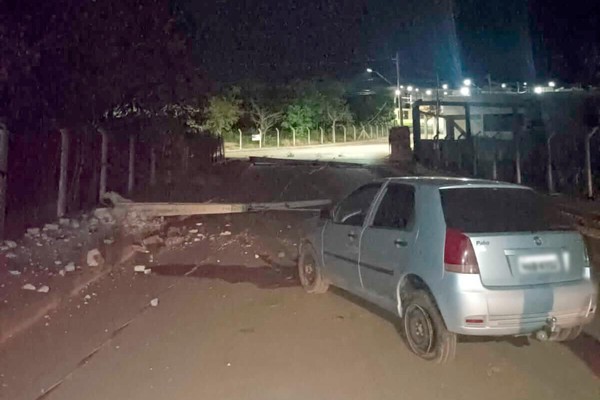 Motorista perde controle de carro, derruba dois postes de iluminação e fica ferido em Lagoa Formosa