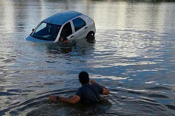 Condutora perde o controle e cai com o veículo dentro da lagoa de Lagoa Formosa