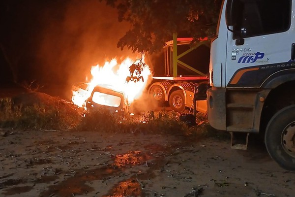 Quatro pessoas da mesma família morrem carbonizadas após colisão entre carro e carreta, na BR040