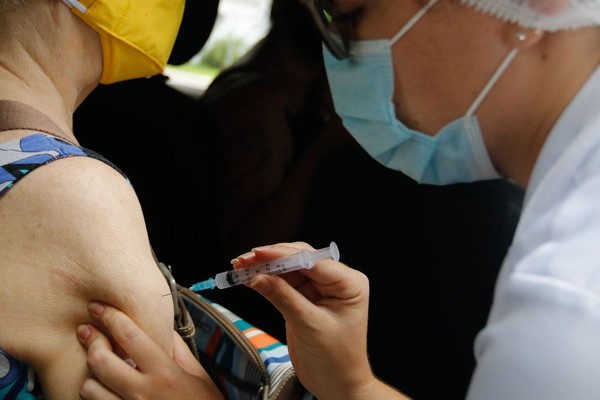 Fiocruz: com avanço da vacinação, mortes e ocupação de UTIs têm queda