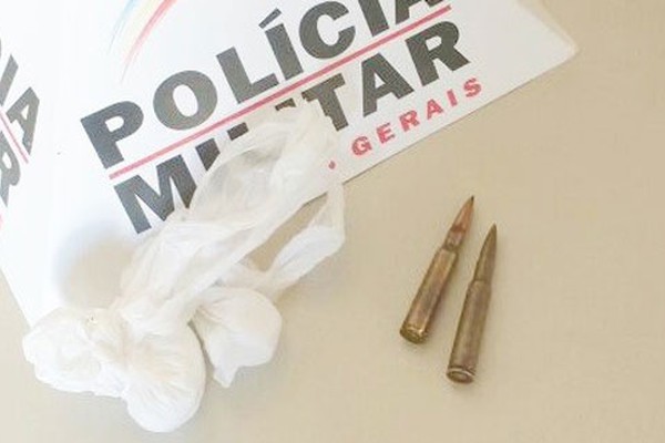 PM prende duas pessoas e apreende munição de fuzil e cocaína em Carmo do Paranaíba