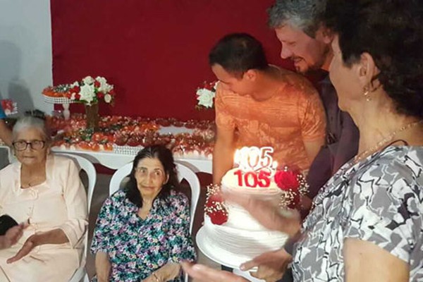 Dona Sebastiana ganha festa em Patos de Minas para comemorar aniversários de 105 anos