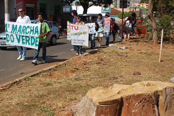 “Marcha Verde” faz protesto na avenida Paracatu contra a derrubada de árvores