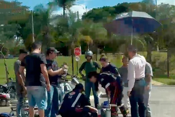 Motociclista fica gravemente ferido após bater em caminhão na Av. Fátima Porto, em Patos de Minas