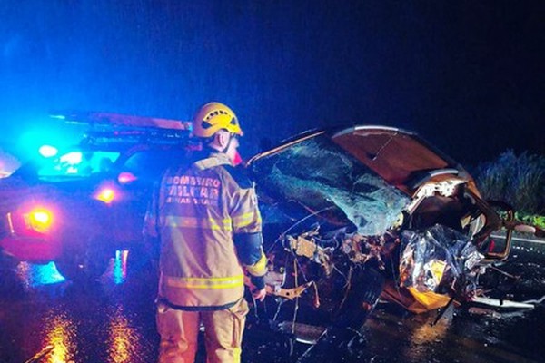 Motorista de 37 anos morre em batida envolvendo carro e carreta na BR365, em Patos de Minas