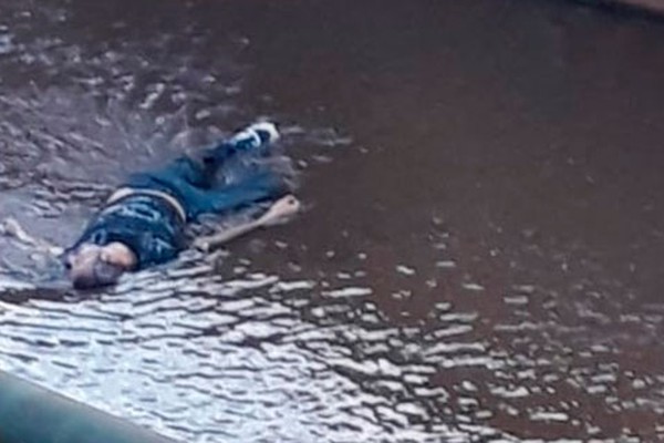 Homem é encontrado caído no Córrego do Monjolo e precisa ser socorrido pelo Corpo de Bombeiros