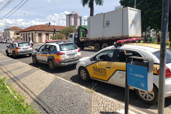 Caminhão acima da altura é parado pela Polícia Militar após fazer estragos em Patos de Minas