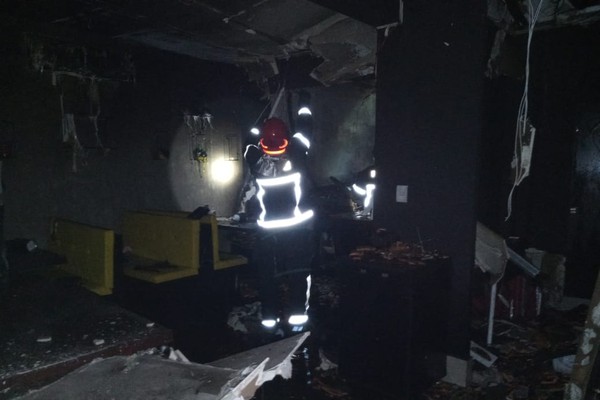 Incêndio durante a madrugada destrói hamburgueria no Centro de Patos de Minas