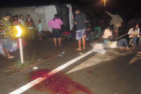 Ônibus bate em veículo, cai no Trevo da Pipoca e deixa cerca de 20 feridos