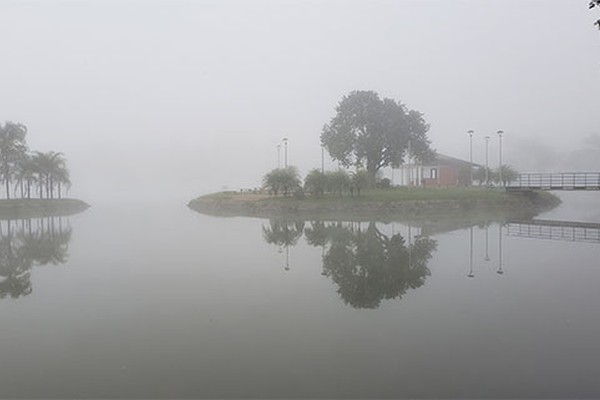 Patos de Minas amanhece coberta por muita neblina e cartões postais ganham novo visual