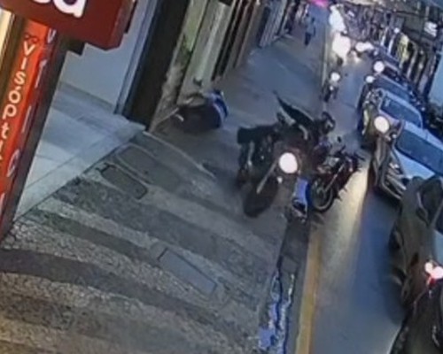 Motociclista sobe em calçada, atinge entregador e bate em carro no Centro de Patos de Minas; veja vídeo
