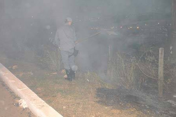 Incêndio em lote às margens da avenida JK coloca em risco a vida de motoristas
