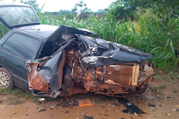 Carro roda na BR354, atinge árvore violentamente e casal fica ferido em Carmo do Paranaíba
