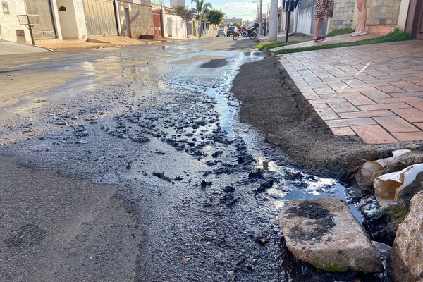 Moradores cobram solução para vazamento de esgoto em rua de Patos de Minas