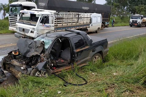 Grave acidente envolvendo três veículos na MGC 354 deixa motorista de Patos de Minas ferido