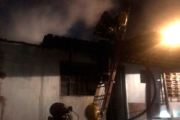 Bombeiros combatem incêndio em casa usada para consumo de drogas em Patos de Minas