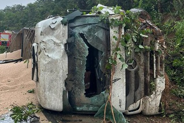 Tragédia na BR 251: colisão frontal entre caminhonete e carreta mata motorista de 41 anos em Unaí
