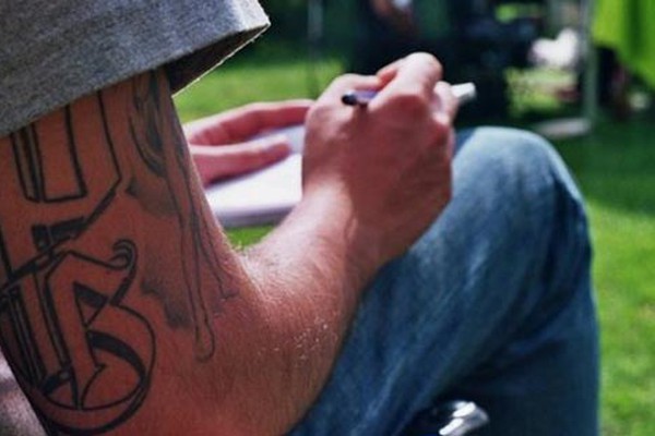 STF decide que tatuados não podem ser barrados em concursos públicos