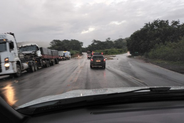 Carretas batem de frente e motoristas ficam feridos no trevo da BR 365 com a Estrada da Serrinha