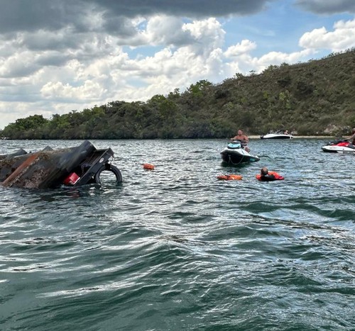 Embarcação com cerca de 20 pessoas afunda no Rio Grande e todos escapam nadando até a margem