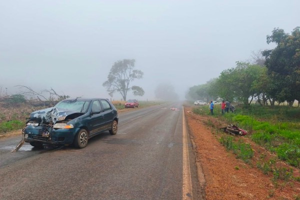 Motociclista morre ao bater de frente com carro na AMG 1420, em Arapuá; motorista ficou ferida