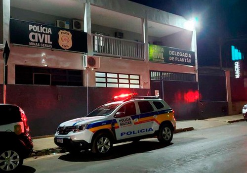 Servidor com sintomas de embriaguez atira para o alto e vai parar na delegacia; pistola foi apreendida