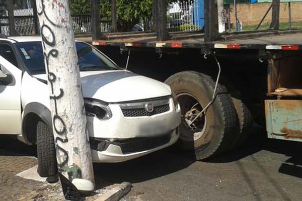 Veículo é prensado entre caminhão e poste em acidente na Praça Champagnat