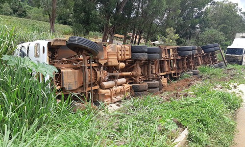 Caminhão bate na traseira de carreta que tombou na BR 365, após Pare/Siga