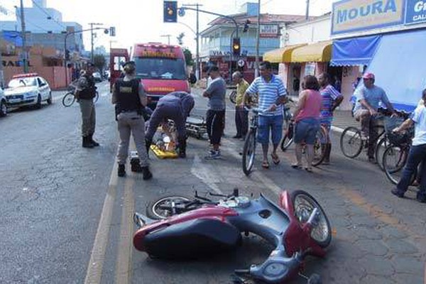 Motociclista bate na avenida Brasil e foge deixando a vítima caída no asfalto