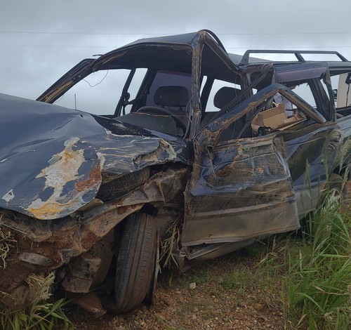 Motorista de 46 anos morre após carro passar direto em curva e capotar na BR146