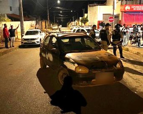 Motorista que mal conseguia parar de pé bate em carro estacionado e dois homens acabam presos em Patos de Minas