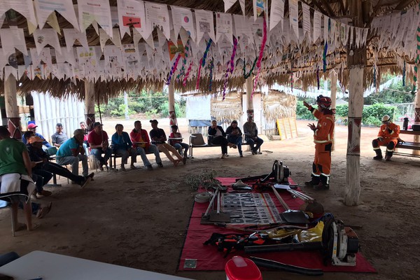 Indigenas instalados na região recebem treinamento dos bombeiros para combater incêndios florestais