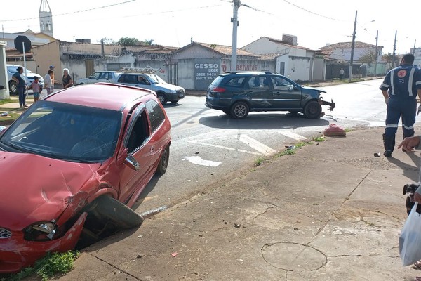 Motorista fica ferido após avanço de parada obrigatória e acidente no bairro Santa Terezinha