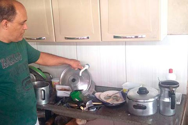 Há cinco dias sem água, moradores de Lagamar relatam dificuldades até para fazer comida